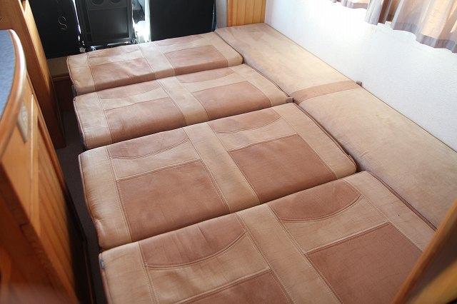 シートを展開しサブマットを入れるだけで、長さ190cm×幅128cmのベッドになります。