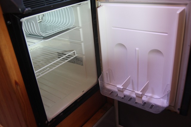 キッチンに49L冷蔵庫がビルトインされています