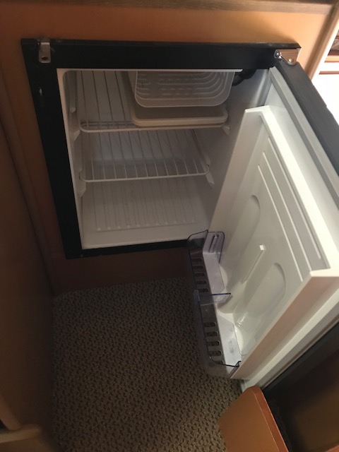 キッチンに49L冷蔵庫がビルトインされています。